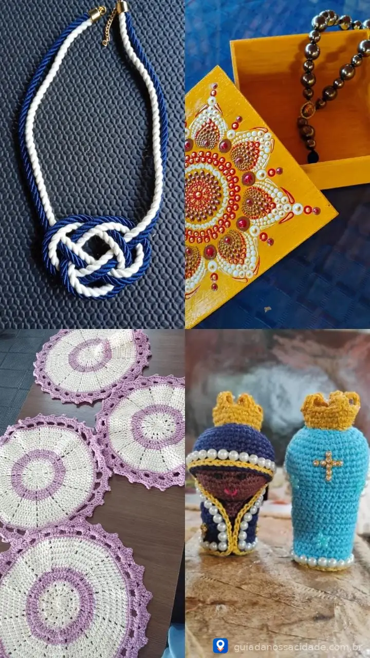 Colar azul e branco, caixa amarela decorada, toalhas de crochê lilás e bonecos de crochê com coroas.