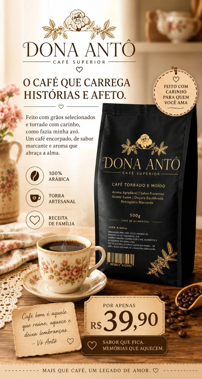 Pacote de café Dona Antô e xícara com café sobre mesa decorada com flores e detalhes rústicos.