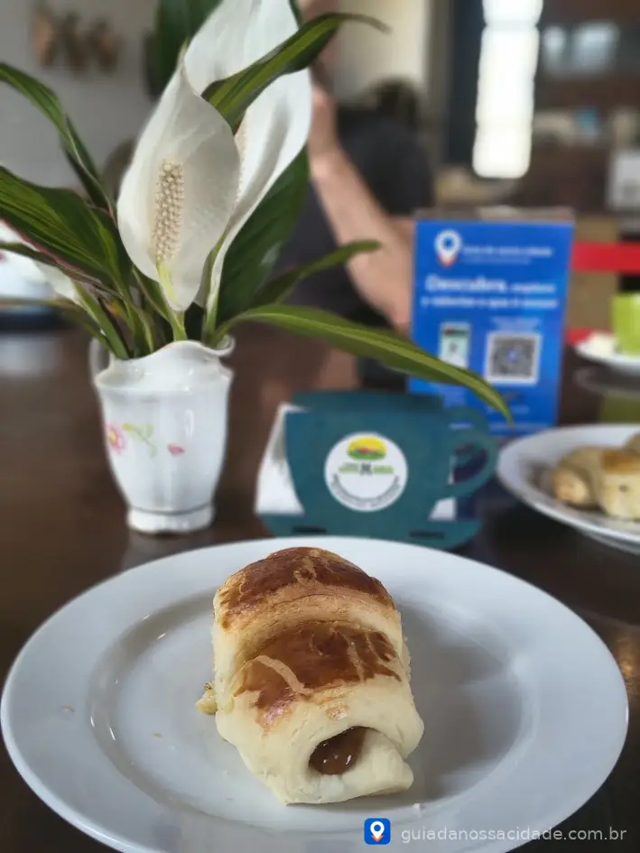 Delicioso Croissant de Doce de Leite sobre a mesa no empório da Fazenda Santa Maria