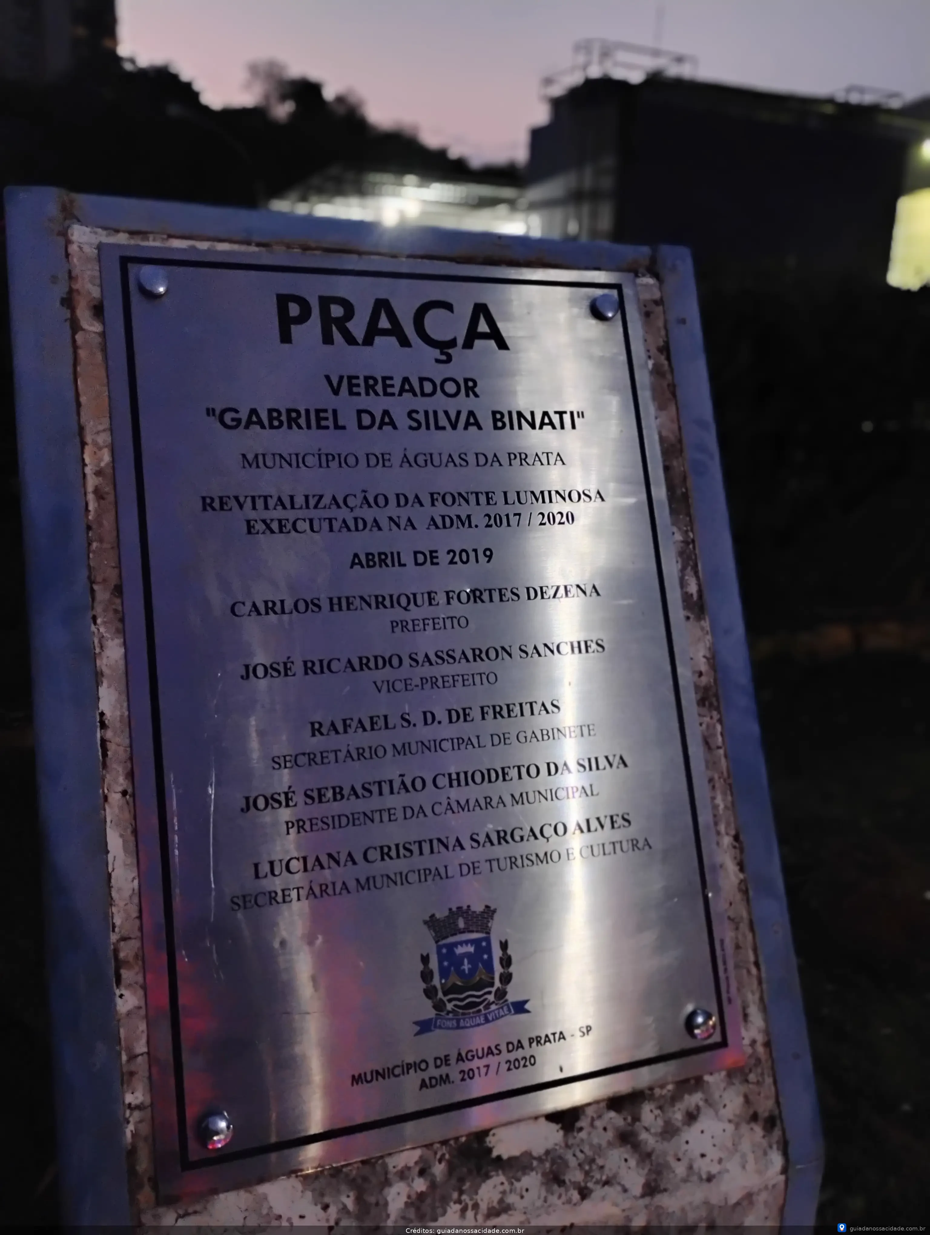 Placa de metal com informações sobre a Praça Vereador Gabriel da Silva Binati em Águas da Prata.