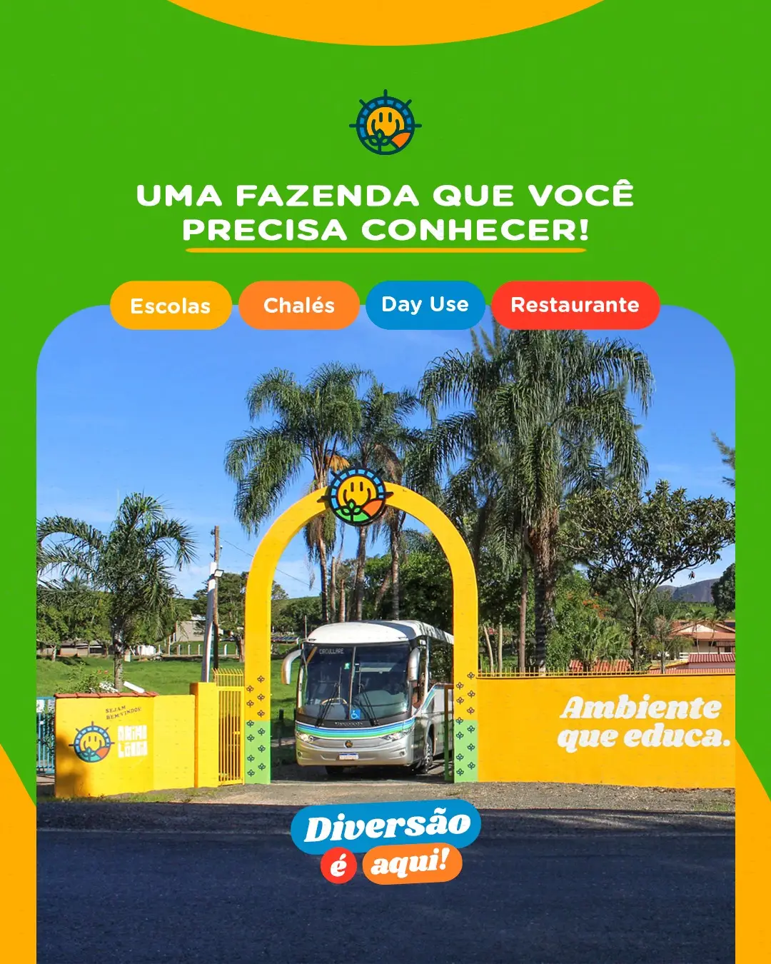 Ônibus passando por portal amarelo em fazenda cercada por palmeiras, com placas de atrações turísticas.