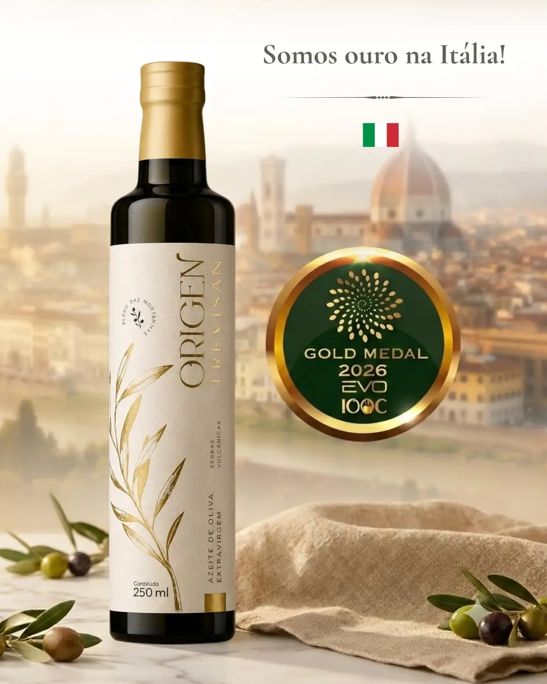 Garrafa de azeite de oliva extra virgem ao lado de uma medalha de ouro sobre uma mesa, fundo da cidade italiana.
