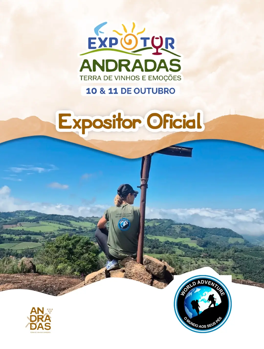 Pessoa sentada em pedra com vista para colinas verdes, céu azul. Logotipo Expotur Andradas ao fundo.