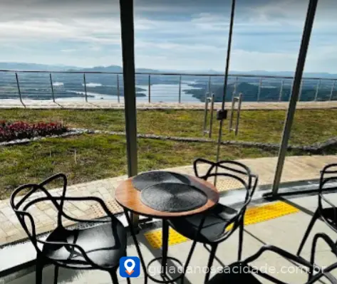 Vista panorâmica do Empório Caconde - Mirante com montanhas ao fundo