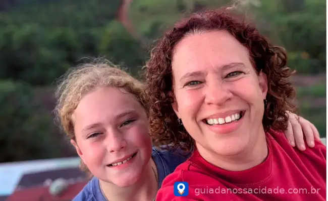 Roberta e Theo Bazzili sorrindo.