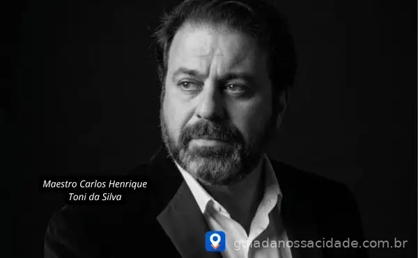 Maestro em foto preto e branco.