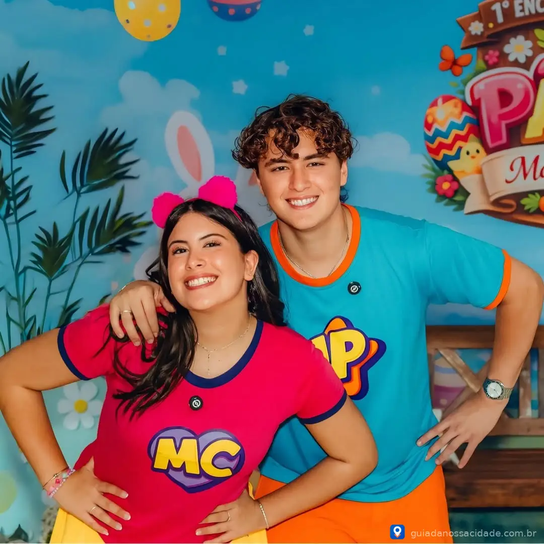 Bonecos de Maria Clara e JP em apresentação no palco