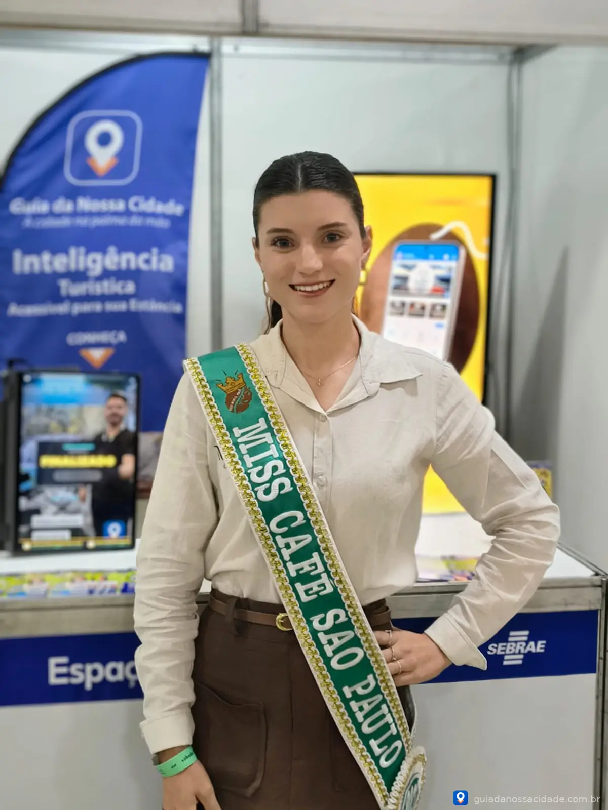 Fotografia de Ester Pezotti, jovem de 23 anos e finalista do concurso Miss Brasil Café 2027 durante participação no TurisAgro 2026 em Pinhal